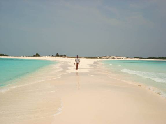 A incrível praia com duas orlas, em um dos cayos de Los Roques, no litoral venezuelano